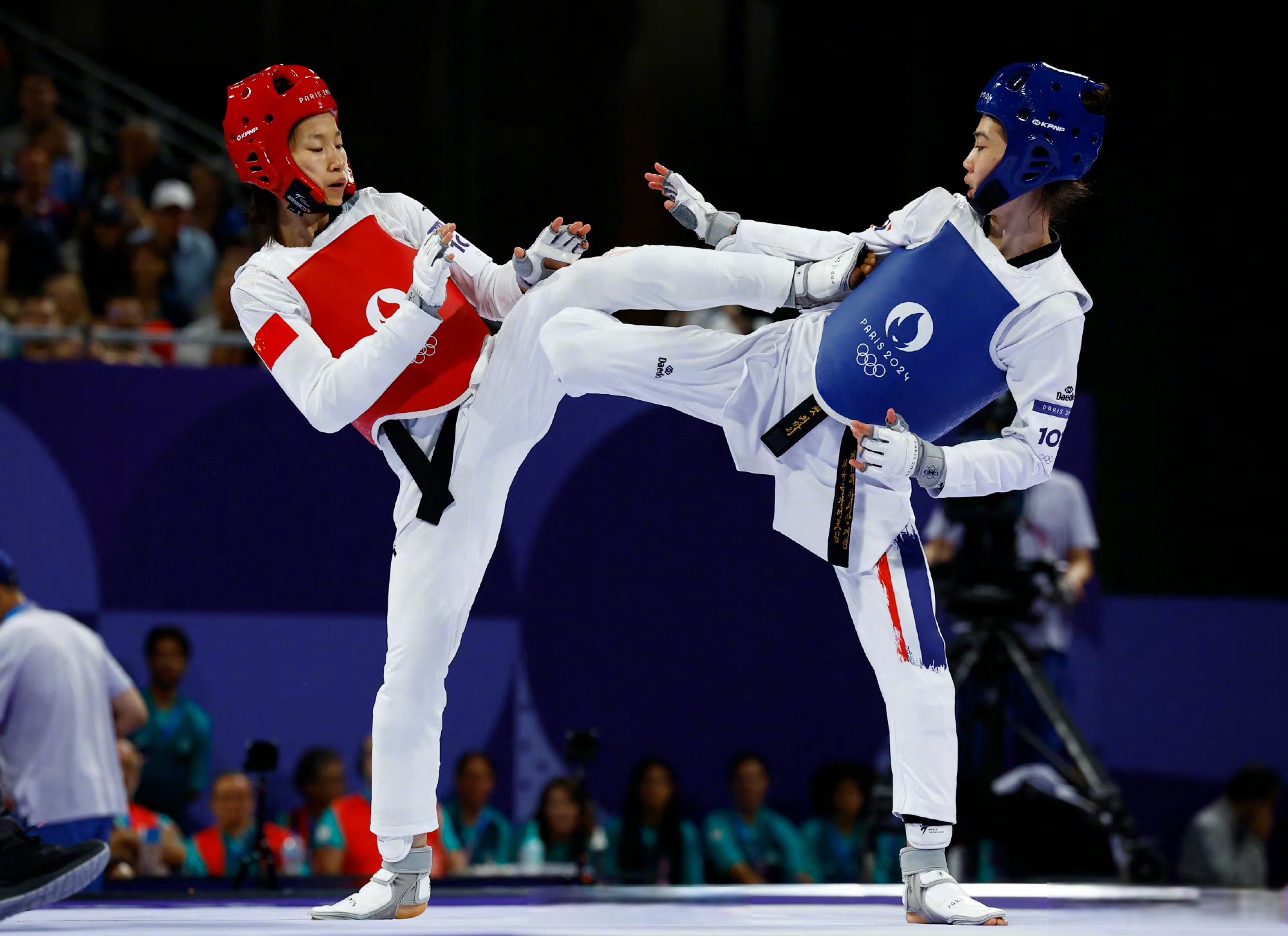 跆拳道女子决赛，日本选手力克对手获胜