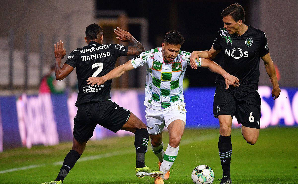 包含雷恩坐镇主场逼平对手，暂居中游位置的词条