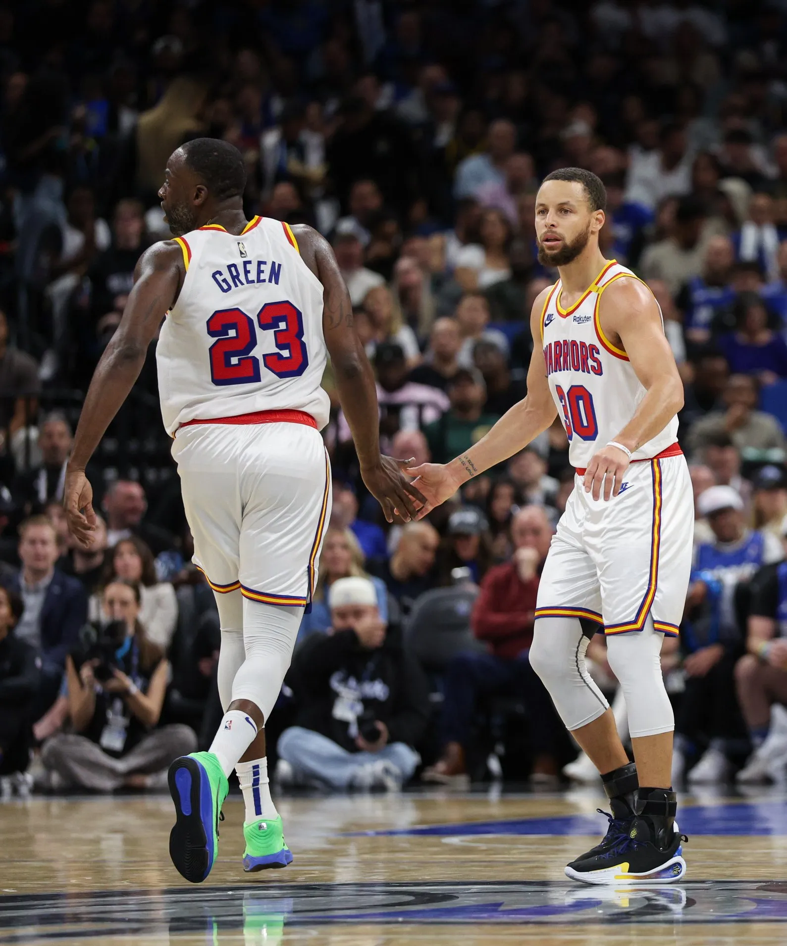 包含库里三巨头联手，公牛得分突破，关键时刻神级表现冲击季后赛！的词条